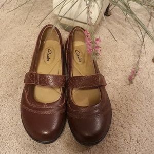 *LIKE NEW CLARKS*
